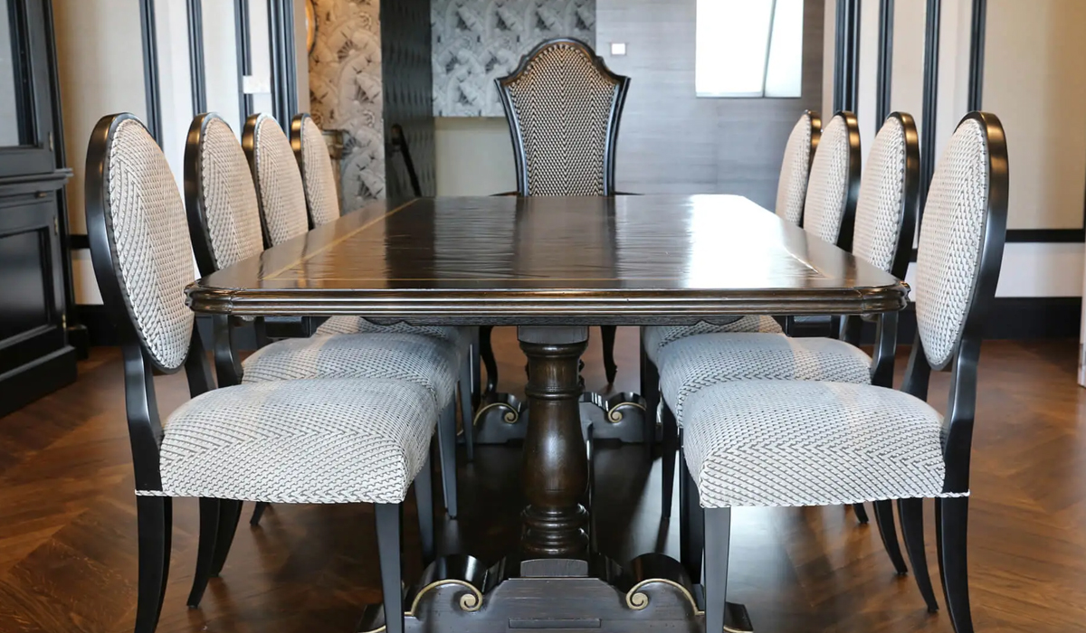 How a French Refectory Table Maximises Comfort Without Restricting Leg Space