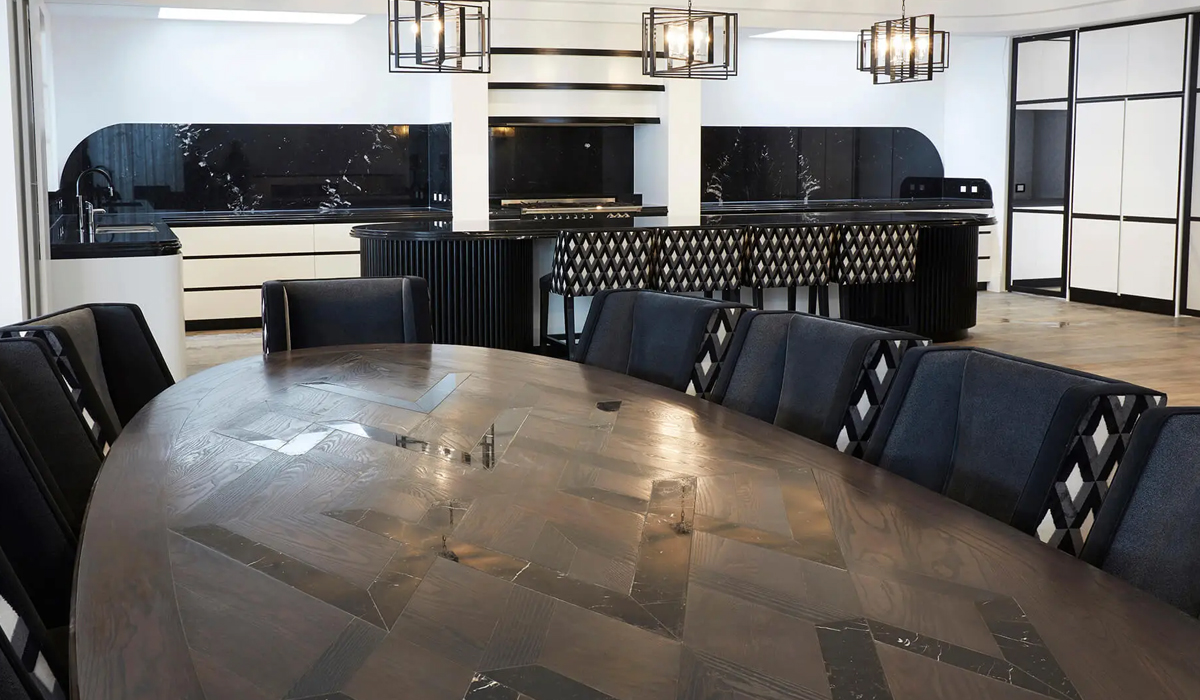 Round Dining Tables: Seating for 5–7 Guests